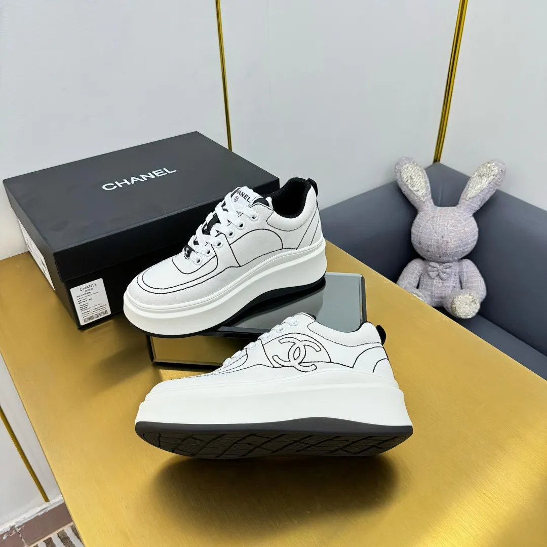 👟👟Ex-factory price 600👟👟 Upgraded version, upgraded version, upgraded version! No rebuttal accepted! ! ! ! Chanel Chanel panda shoes! 2025 counter's top casual sports shoes. This classic design; the upper is electro-embroidered with a variety of techniques; the outsole is fashionable and sporty; the unusual inclusion of a variety of color matching elements... The diversified mix and match is very good-looking and versatile, and can be used for leisure, fashion, sports, and outdoor... ꫛꫀꪝ Go➫ Materials: ❶Upper made of: original imported first-layer silk cowhide + original waterproof cloth + original first-layer cowhide ❷Inner lining: Original Yangli+Net ❸Outsole based on: Original TPU combination outsole Counter boutique packaging complete set for women 35–41 👉 👉